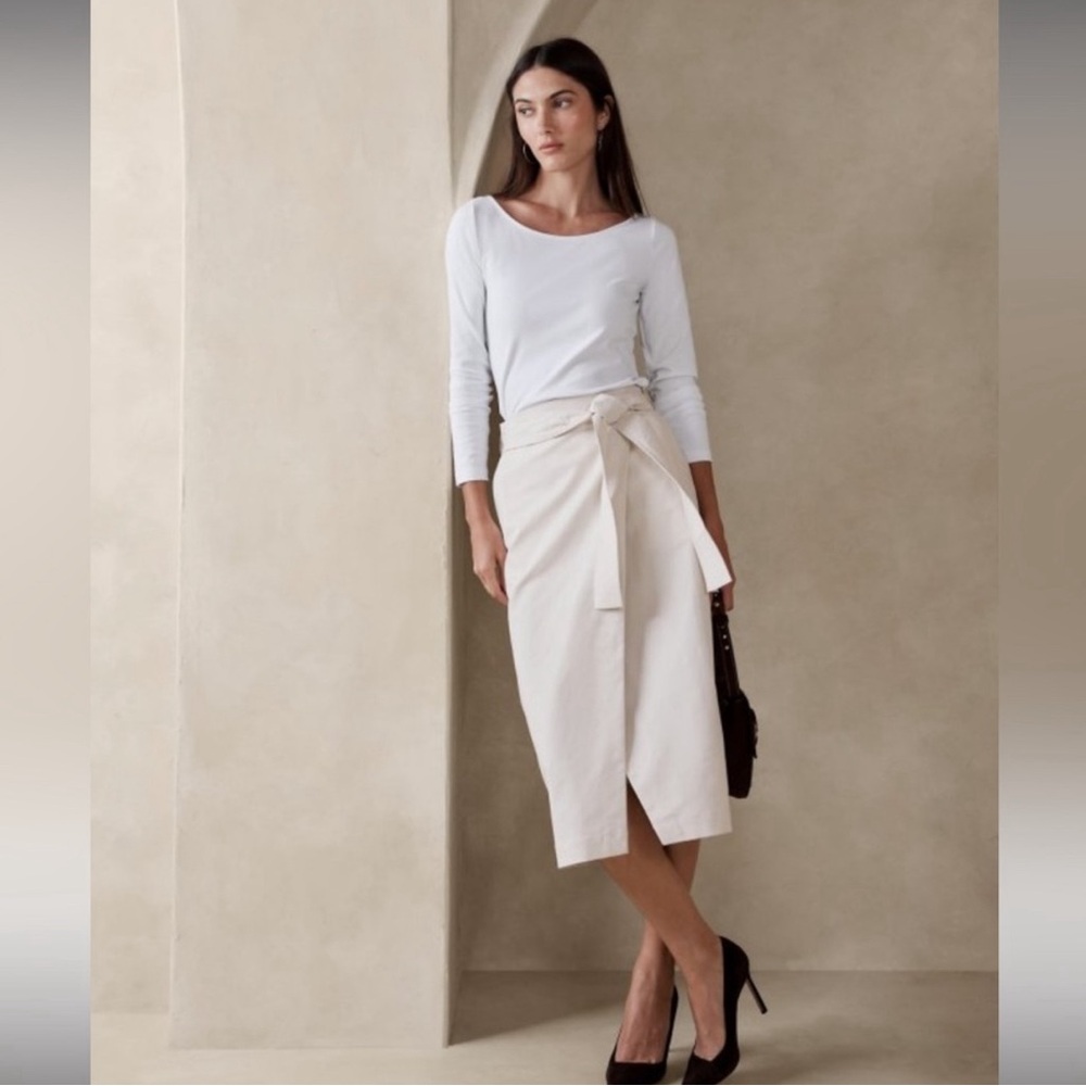 BANANA REPUBLIC Refined Scoop-Neck T-Shirt in Crisp White